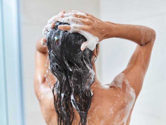 Dermatolog otkriva koliko često trebate prati kosu leti