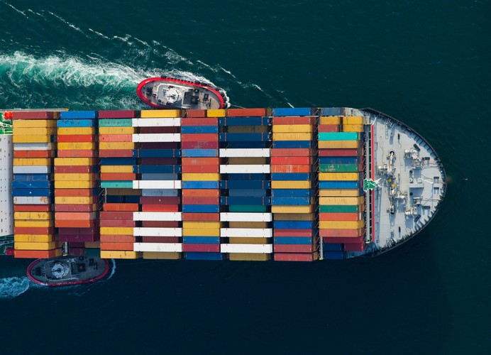 Kontenerowiec linii Mediterranean Shipping  w asyście holowników wpływa do portu Long Beach w Kalifornii w USA. Fot. Tim Rue, Bloomberg's Best Photos 2013.