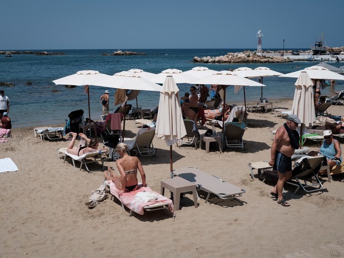 "Ovakvu seljanu samo Srbi mogu da smisle": Turisti osramoćeni zbog prizora na plaži u Grčkoj
