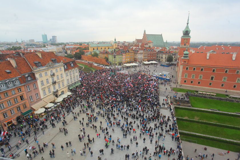 Marsz przeciwko uchodźcom w Warszawie zakończył się na pl. Zamkowym