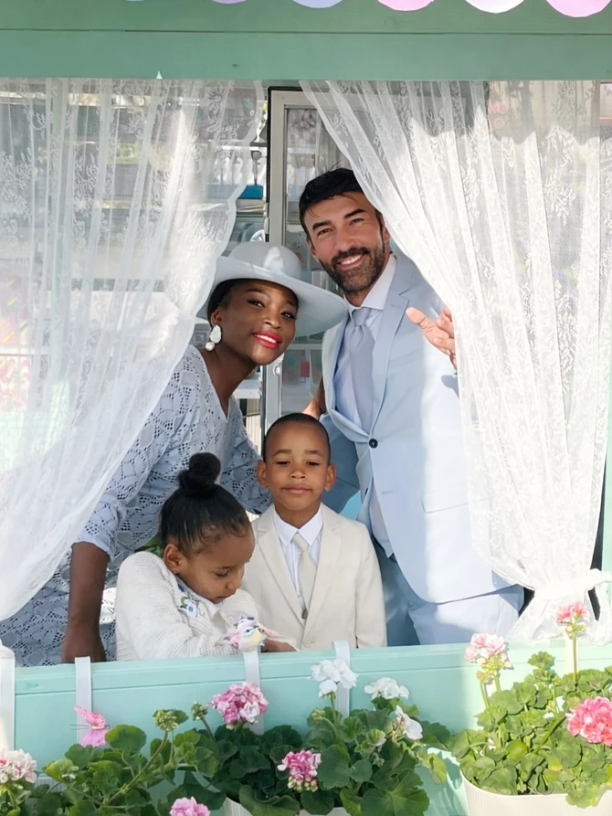 Naledi Repaja sa porodicom