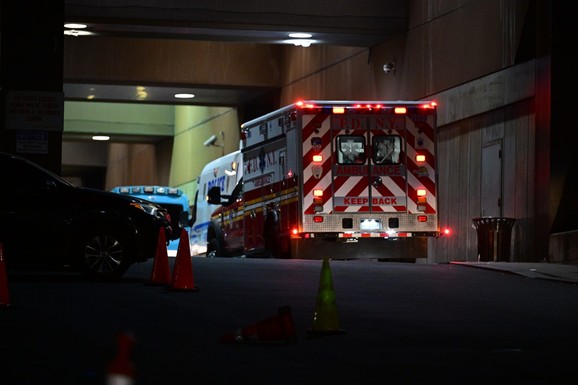 UŽAS U NJUJORKU Bebu u kolicima na ulici UNIO ZALUTALI METAK: Pucnjava povezana sa bandom