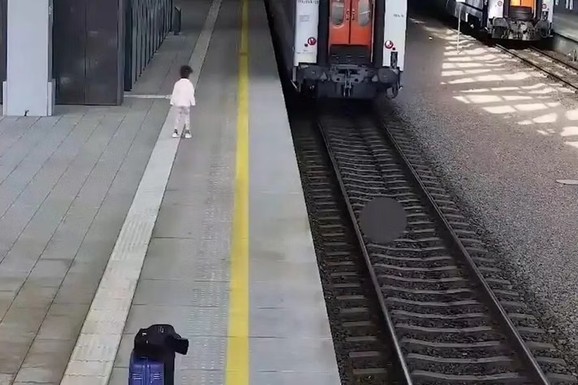 DEVOJČICA (5) TRČI ZA VOZOM I PLAČE! Nadzorna kamera snimila scenu koja SLAMA SRCA na stanici u Poljskoj: Slučajni prolaznik spasio dete od tragedije (VIDEO)