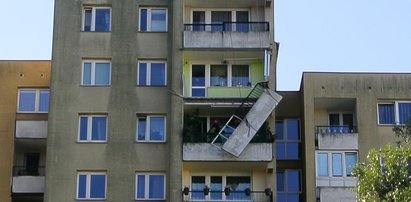 Balkon grozy w Warszawie. Wisząca balustrada na 9 piętrze