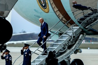 "Ręce precz od poszewek Bidena". Kto zabiera rzeczy z "podniebnego biura" prezydenta USA?