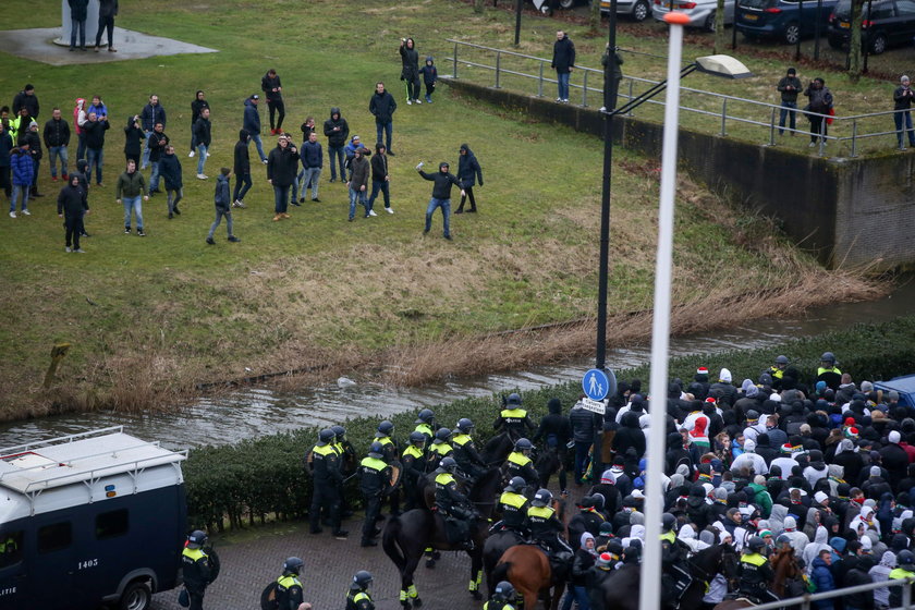 Ajax – Legia. Kibice pod eskortą, policja w gotowości