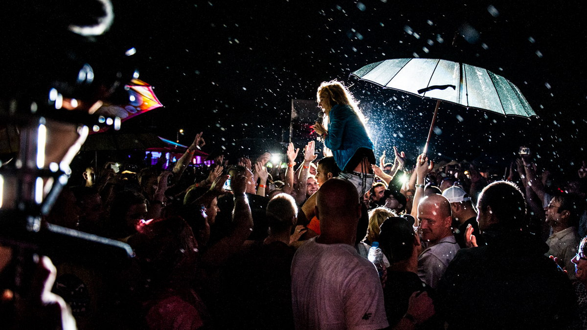 Burze przechodzące w niedzielę wieczorem nad całą Polską dały się we znaki uczestnikom 90'Festival w Bielsku-Białej. Z powodu ulewy festiwal został przerwany w trakcie występu zespołu 2 Unlimited.