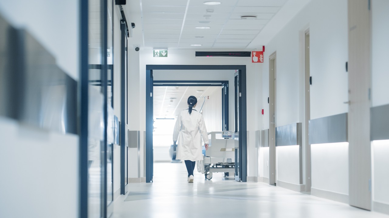 Mniej płacą lekarzom, a żyją dłużej. Francuzi wymyśli prawie idealny system opieki zdrowotnej. Jest jednak kilka haczyków