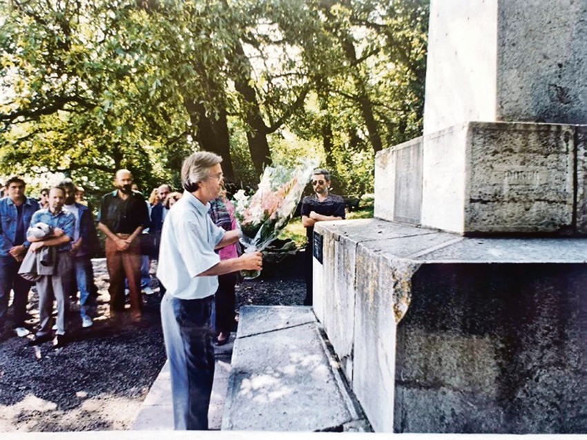 Krstivoje Ilic polaže cvece na Brankov grob, 1994