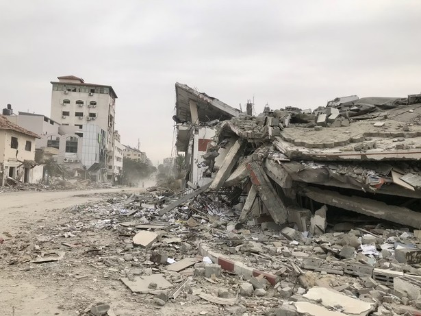 Izrael wykorzystuje lotnictwo do intensywnych bombardować pozycji przeciwnika. Zdjęcie przedstawia ruiny Gazy i pochodzi z grudnia 2023 roku.