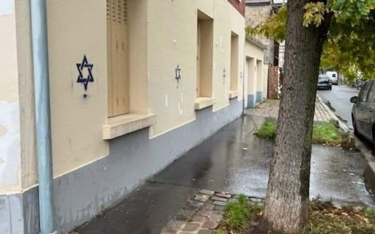 Gwiazda Dawida namalowana na murze budynku w Paryżu