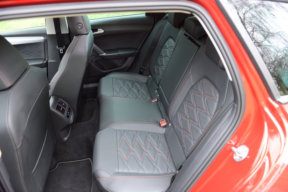 Seat Leon Kombi to model kompaktowy, ale przestrzeni w kabinie jest pod dostatkiem. Z tyłu siedzi się wygodnie, a są tu dwa, wygodne miejsca. Nie zalecamy jednak jazdy we trójkę.