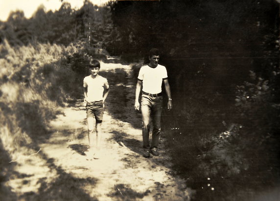 Były siatkarz Piotr Gruszka w dzieciństwie (na zdjęciu z tatą)