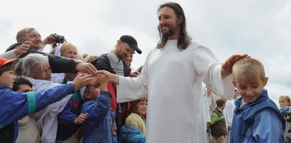 Masy wierzą, że to drugi Jezus. Wpadł w zasadzkę. Polowali na niego z powietrza