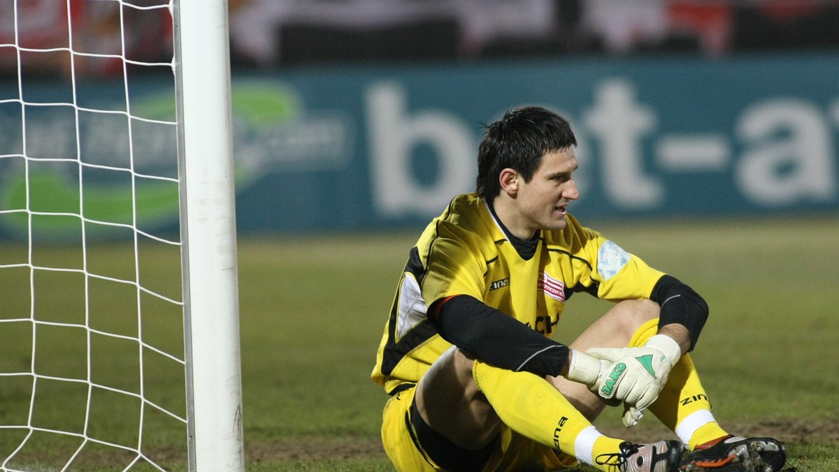 - Nie udało nam się zdobyć punktu. Jagiellonia nas przeskakuje w tabeli, więc nie jest dobrze - powiedział bramkarz Cracovii, Marcin Cabaj, po przegranym 0:1 meczu z Jagiellonią Białystok.