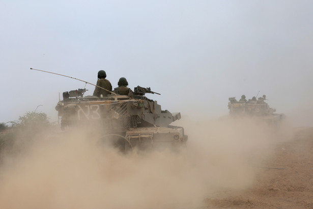 Izraelscy żołnierze manewrują na obszarze w pobliżu granicy ze Strefą Gazy