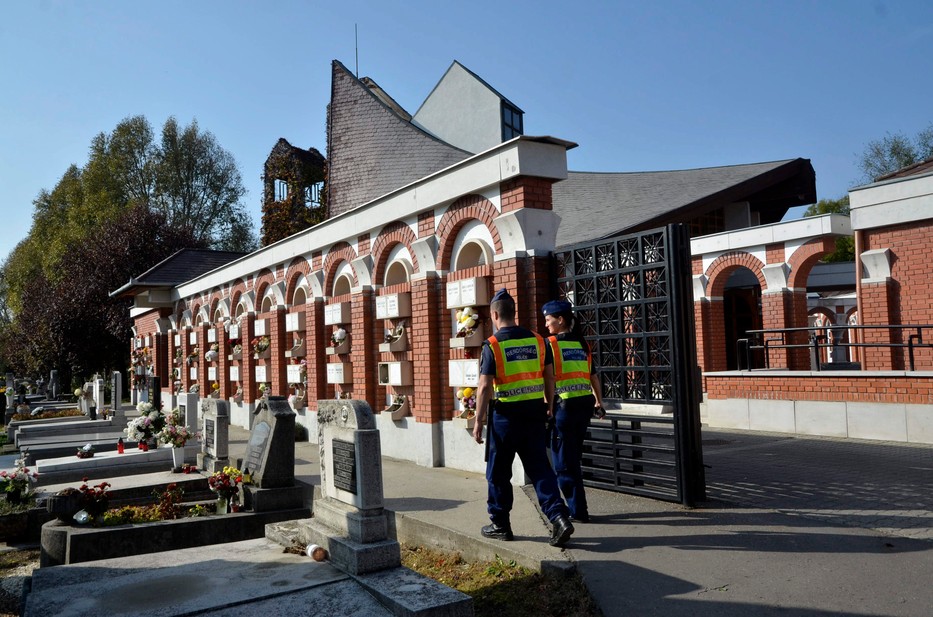 A szolnoki temetőben helyezik végső nyugalomra a zenészt. /Fotó: MTI Mészáros János