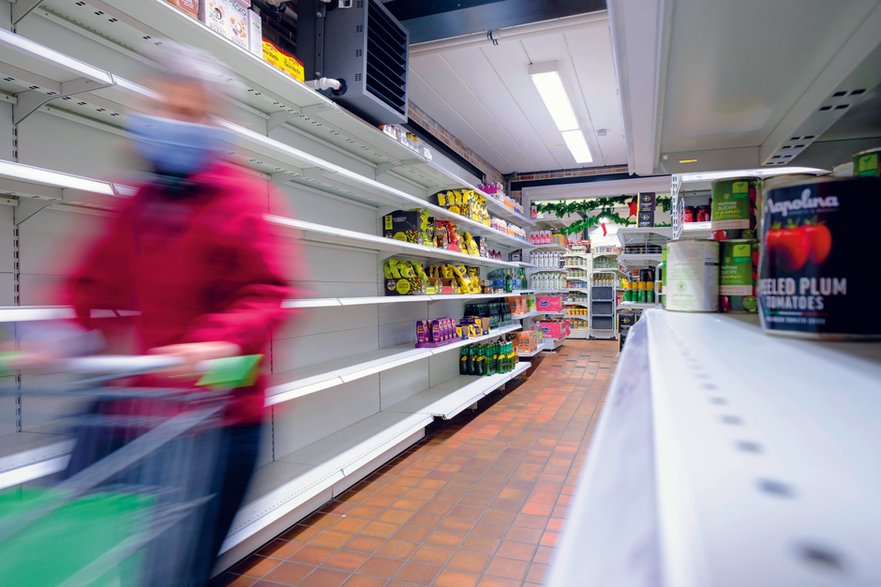 Wobec niedoborów niektórych produktów żywnościowych brytyjskie sklepy zdecydowały się na wprowadzenie reglamentacji.