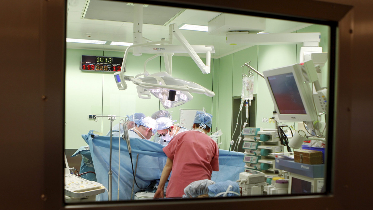 Trzy zabiegi zwężenia aorty wykonali w poniedziałek polscy kardiolodzy pod kierunkiem eksperta w dziedzinie kardiologii wad wrodzonych prof. Shakeela Qureshiego. Wykorzystano nową technikę operowania okolic tętnicy szyjnej bez użycia skalpela.