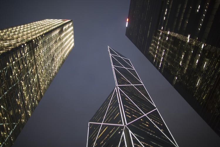 Hongkong jest również jednym z największych światowych centrów handlowo-finansowych.

Na zdjęciu: Chueng Kong Center (po lewej), China Tower (pośrodku) i ICBS Tower