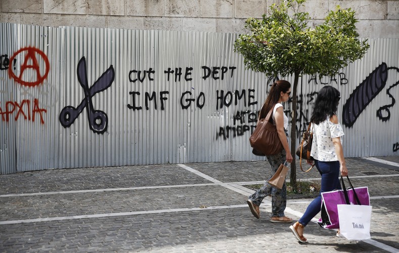 Wprawdzie w trakcie negocjacji z Grecją pojawiały się argumenty, że jej wyjście ze strefy euro mogłoby być zachętą dla innych zadłużonych państw, by poprzez bankructwo pozbyć się części swoich długów, ale z racji formy, w jakiej odbywa się Grexit (kontrola przepływu kapitału, groźba utraty oszczędności), nie wydaje się, by to była dla kogokolwiek atrakcyjna alternatywa. Na dodatek w żadnym innym kraju siły odrzucające politykę oszczędnościową nie sprawują władzy. Z kolei patrząc z drugiej strony, dla strefy euro – po nieudanych wysiłkach na rzecz utrzymania Grecji w swoim składzie – niedopuszczenie do dalszego rozpadu będzie priorytetowym zadaniem.