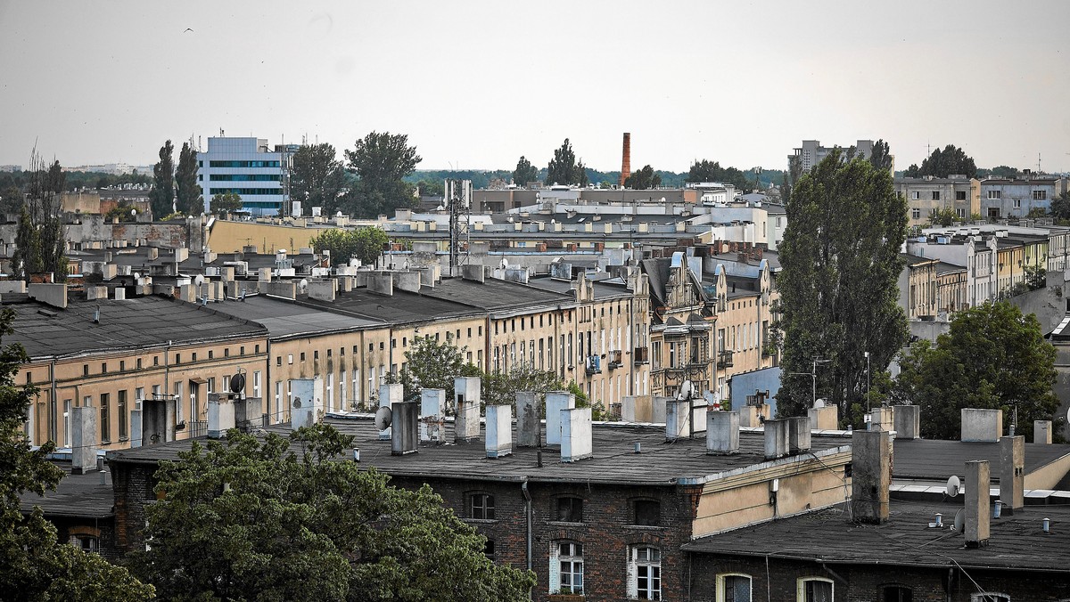 Pierwszy tzw. woonerf, czyli podwórzec będący jednocześnie ulicą, deptakiem, parkingiem i miejscem spotkań mieszkańców powstanie na odcinku ul. 6 Sierpnia w centrum Łodzi. Projekt ma być realizowany w ramach budżetu obywatelskiego, jego koszt to 1,4 mln zł.