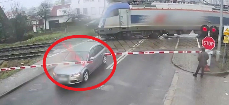 Głupota kierowcy na przejeździe kolejowym. Auto utknęło na torach [NAGRANIE]