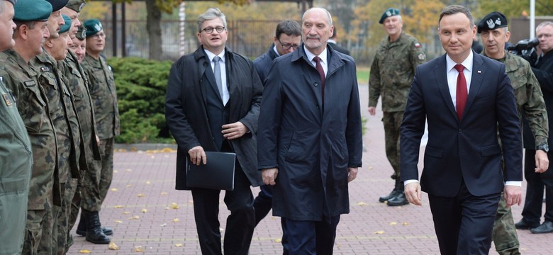 Spór między prezydentem a szefem MON. "Do Rzeczy" pisze o "prztyczku w nos" Antoniego Macierewicza