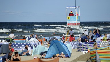 Plaże pełne i (w większości) bezpieczne. Ale ratowników brakuje