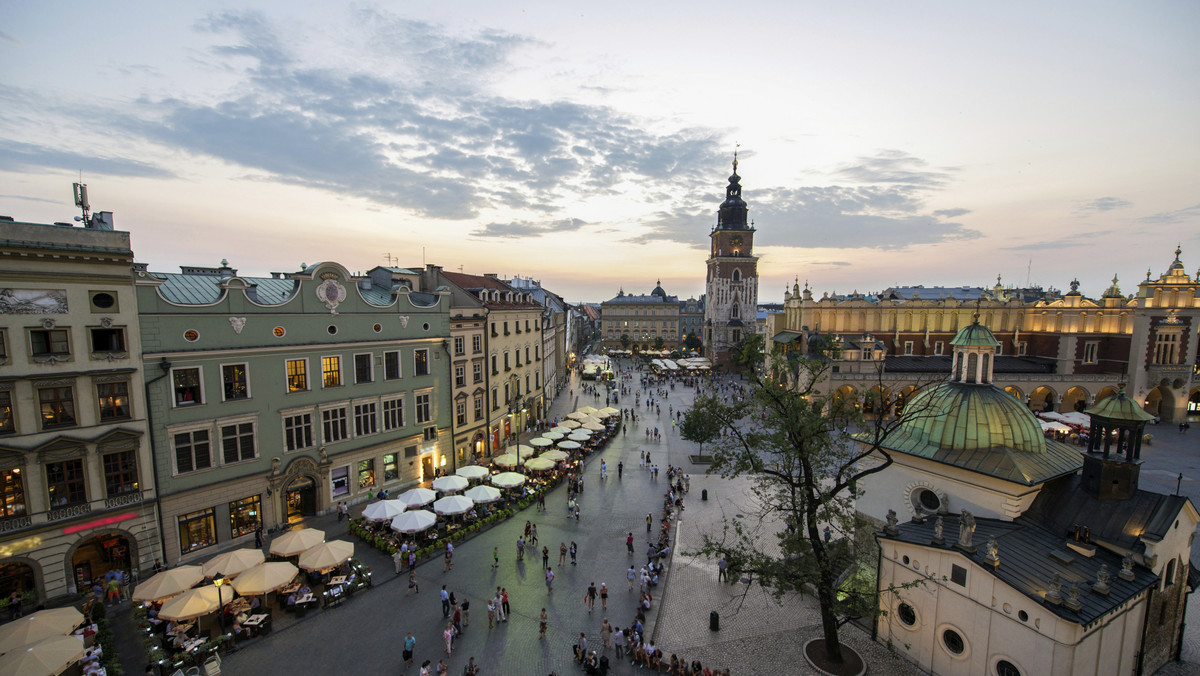 Kraków utrzymał 9. miejsce wśród najatrakcyjniejszych miast na świecie dla inwestycji z sektora outsourcingowego w zestawieniu "2015 Tholons Top 100 Outsourcing Destinations". Stolica Małopolski zajmuje też najwyższą pozycję wśród europejskich miast.