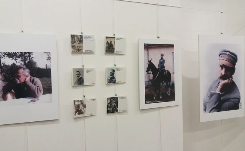 wystawa koloryzowanych zdjęć Marszałka