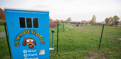 Co za automat! Wrzucasz psią kupę i możesz wygrać nagrodę