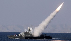 Iranska mornarica testira projektil dugog dometa "mehrab" tokom vojnih vežbi kod Ormuskog moreuza 1. januara 2012.