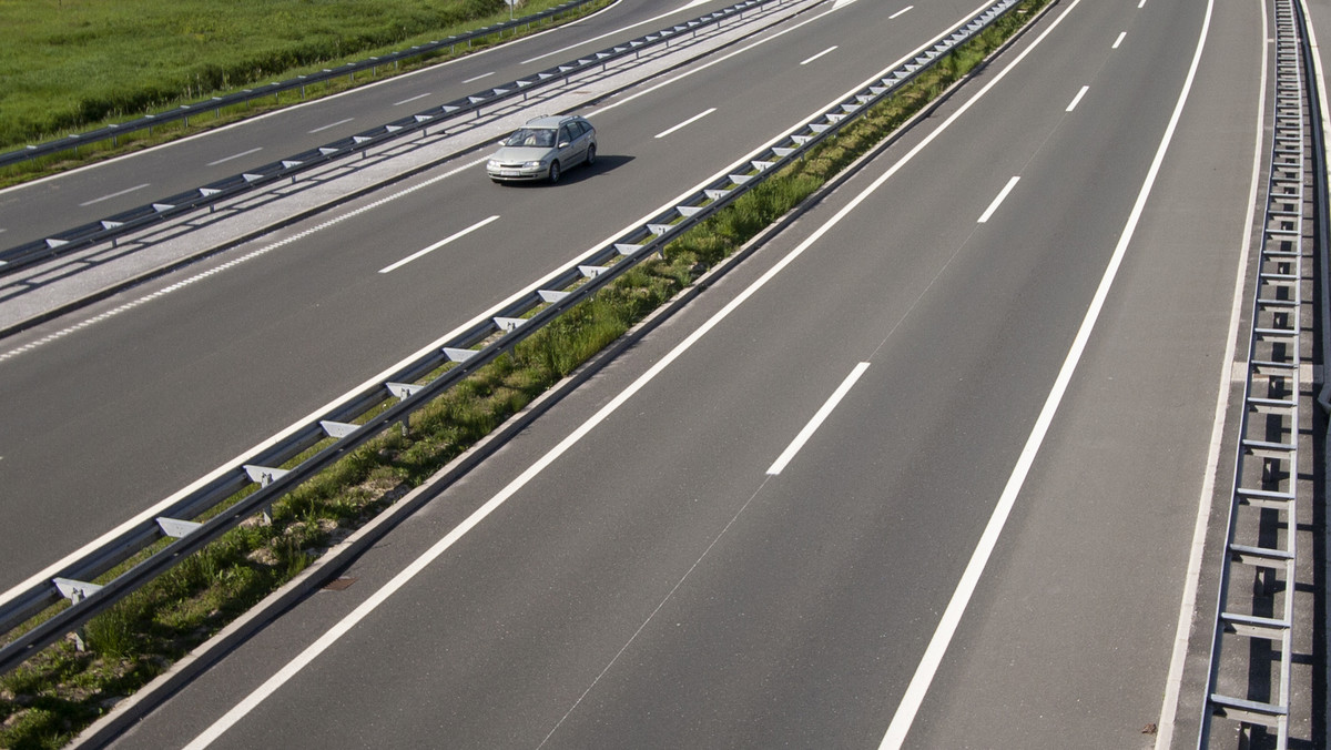 Małopolski poseł PiS Andrzej Adamczyk zaapelował do minister infrastruktury o rozwiązanie problemu "nadmiernie wysokich opłat" za przejazd odcinkiem autostrady A4 Katowice-Kraków. Resort tłumaczy, że jego ingerencja w sprawie opłat jest możliwa jedynie za odszkodowaniem.