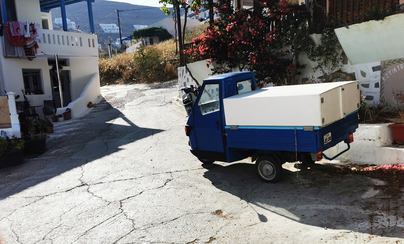 Astypalea: miniciężarówką łatwiej manewrować w ciasnych uliczkach niż typowym furgonem