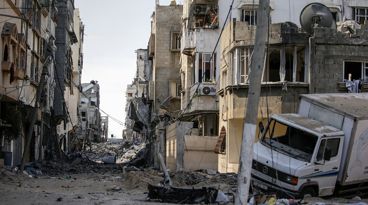 Izraeli légitámadásban megsérült házak Gázában. Izraelben több mint 1400 ember életét vesztette, az izraeli válaszcsapások több mint 8000 palesztin halálát okozták a Gázai övezetben /Fotó:MTI/EPA/Mohamed Szaber