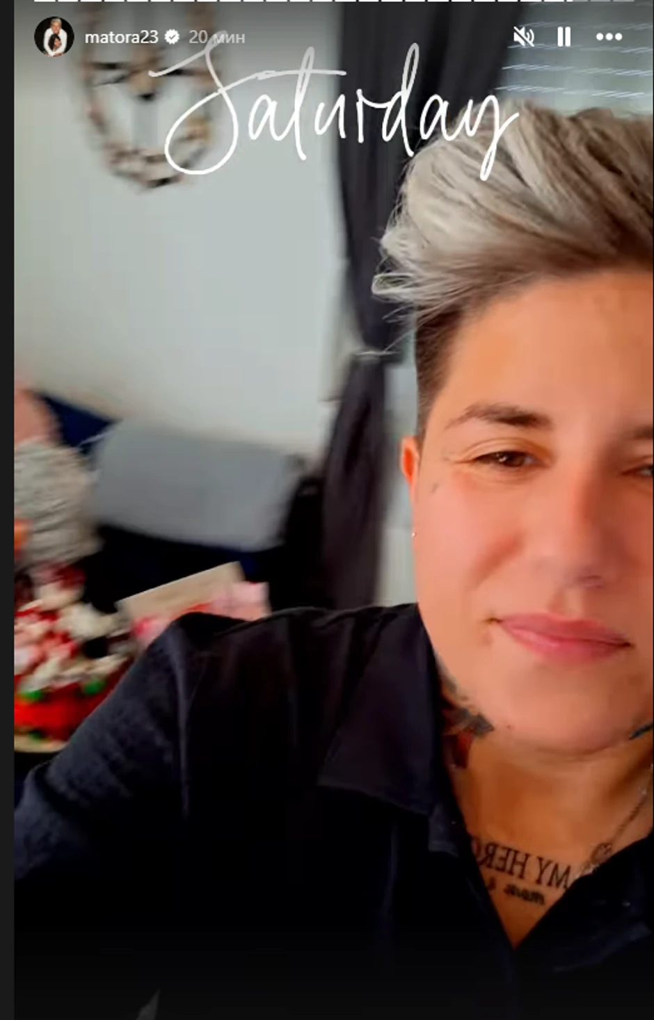 Jovana Tomić Matora i Dragana otvaraju poklone