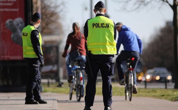 Warszawa, 05.04.2020. Koronawirus w Polsce. Patrole policji w Alejach Ujazdowskich, 5 bm. w Warszawie. Do 11 kwietnia obowiązuje zakaz zgromadzeń, restrykcje obejmują także przemieszczanie się z wyjątkiem dojazdu do pracy i prac rolnych. Od 1 kwietnia obowiązują kolejne obostrzenia, w tym ograniczenie liczby osób w sklepach, zamknięcie zakładów usługowych czy zakaz wychodzenia z domu osobom niepełnoletnich. (kf) PAP/Leszek Szymański