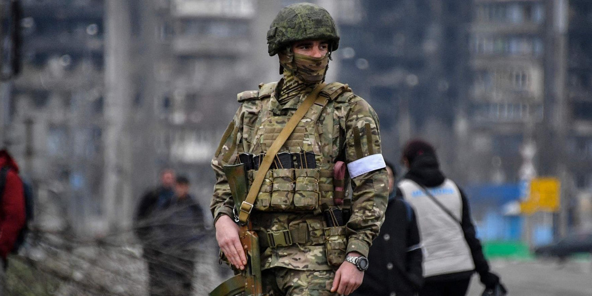 Rosyjski żołnierz patroluje ulice okupowanego Mariupolu.