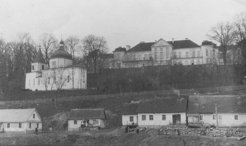 Pałac Wiśniowieckich i cerkiew w czasach II Rzeczpospolitej