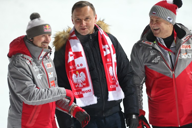 Prezydent Duda wzoruje się na Kwaśniewskim i Komorowskim. Lansuje się na sukcesach Stocha
