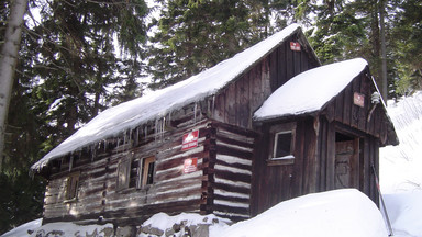 W chatce pod Śnieżnikiem znaleziono zwłoki mężczyzny