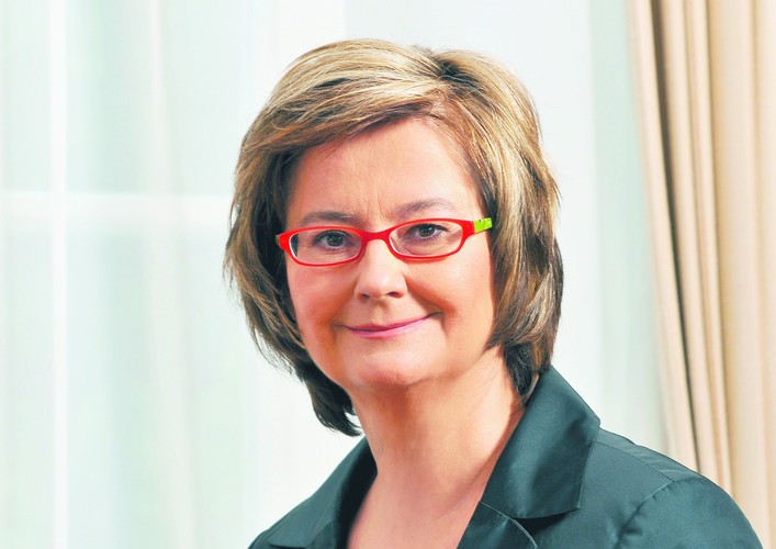 <strong>10. Irena Lipowicz, rzecznik praw obywatelskich, awans z pozycji 22.</strong>
<br></br>
Z pewnością nie ma charyzmy, która cechowała jej wielkich poprzedników pokroju prof. Ewy Łętowskiej czy prof. Andrzeja Zolla. Nie można jej jednak odmówić pasji, autentycznego zaangażowania, empatii i wytrwałości. Z godnym podziwu uporem szykuje kolejne wystąpienia generalne, nieraz kolejny rok z rzędu sygnalizując problem, który ciągle zamiatany jest pod dywan. Zabierając publicznie głos, nie owija w bawełnę, tylko bezlitośnie punktuje wszystkie zaniedbania w służbie zdrowia, sądownictwie, procesie stanowienia prawa, walce z wykluczeniem społecznym itp., czym skutecznie psuje dobre samopoczucie elit. W porównaniu z prokuratorem generalnym może nie ma tak dużej skuteczności w zaskarżaniu przepisów do TK, ale też kieruje tam dużo więcej wniosków. Słowem robi to, czego się oczekuje od dobrego ombudsmana.
<br></br>
PSZ
<br></br>