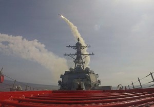 Lansiranje "tomahavka" sa američkog razarača "Frenk E. Pitersen" tokom napada na Iran 28. februara sa nepoznate lokacije