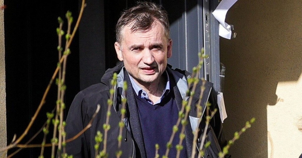 Policja szuka Ziobry, a ten w Brukseli. "Będę w Warszawie o 10"