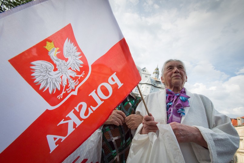 Protest środowisk narodowo-prawicowych przed Teatrem Polskim w Bydgoszczy, gdzie odbył się pokaz filmowy rejestracji spektaklu "Golgota Picnic"