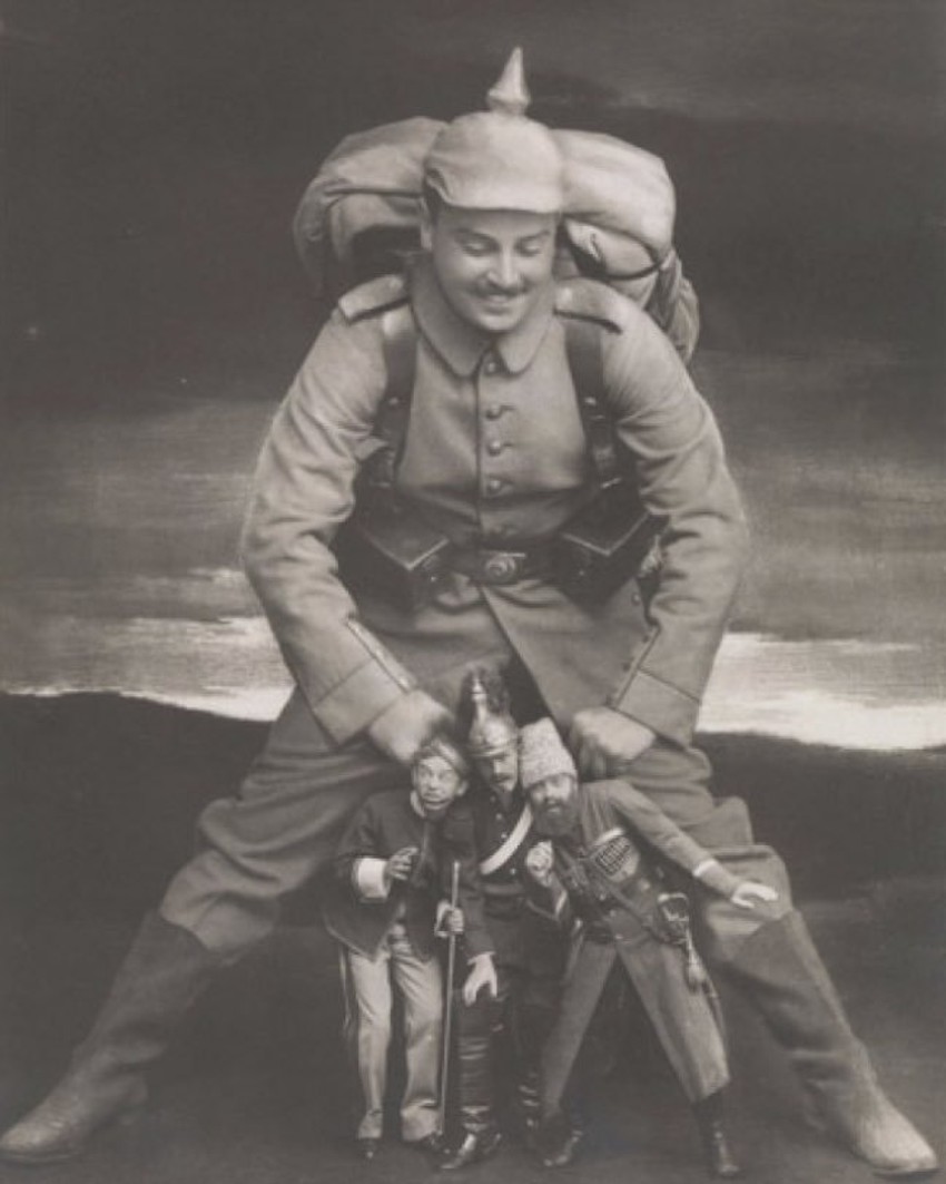 Fotomontaža iz 1914. koja prikazuje nemačkog vojnika i umanjenih vojnika Antante (vojska Rusije, Francuske i Ujedinjenog Kraljevstva)