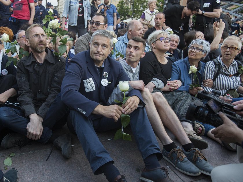 Machała różą podczas miesięcznicy. Oto zarzut