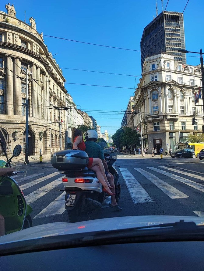 Dečko i devojka na motoru u Beogradu