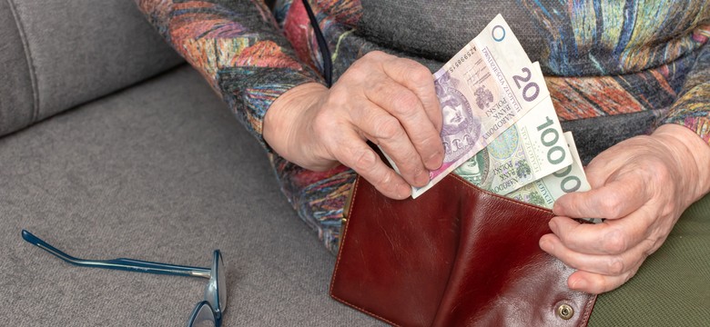 330 zł dodatku do emerytury lub renty dla seniorów. Jakie warunki trzeba spełnić, aby go otrzymać?